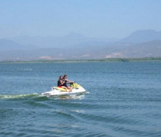 Motos de agua en la laguna
